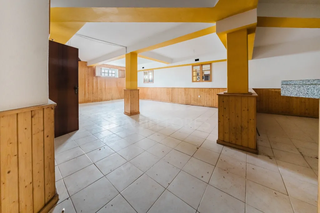 Café, Bar, Restaurante com 2 Salas e esplanada, a 50m da Praia!