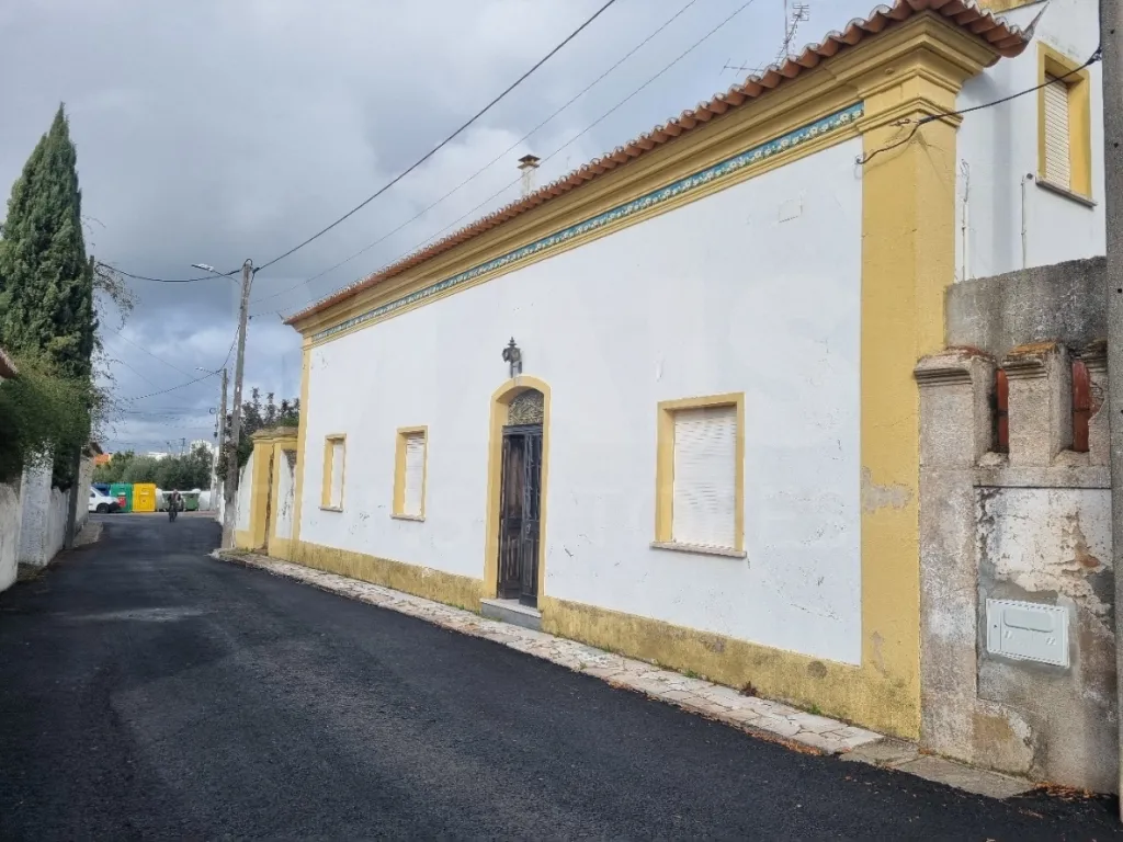 Moradia T4 com piscina, no centro da  Concavada em Abrantes