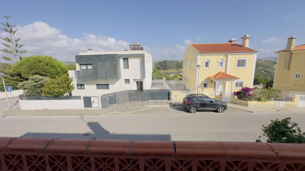 Exclusiva Moradia T4 com Jardim Privativo e Garagem | A minutos da Praia da Foz do Lizandro e da Ericeira