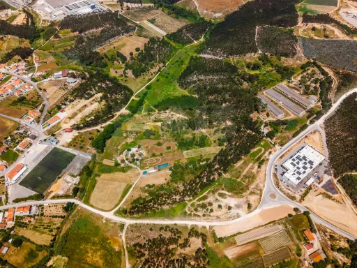 Terreno com quatro hectares e meio perto de indústria, no concelho de Torres Vedras
