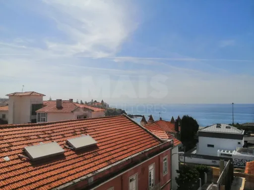 Prédio em Estoril a 100 mt do Casino para remodelação total