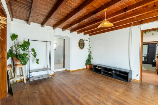MAIS DE 300 m² DE CONSTRUÇÃO, PÁTIO PRIVADO E GRANDES ÁREAS DE APOIO | TURQUEL