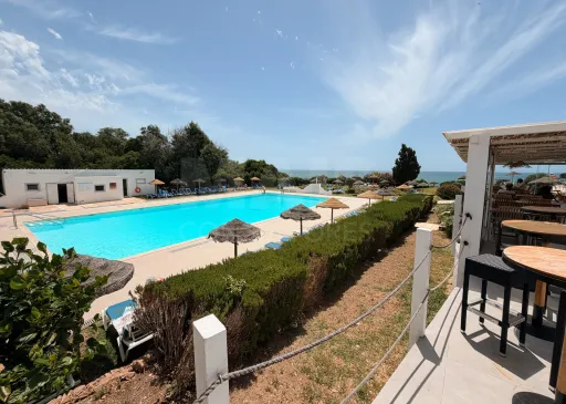 T1 na Vila Senhora da Rocha | Praia a 70 m | 4 Piscinas | 9 Hectares de Jardins| Caminhadas em Segurança Porches – Lagoa – Algarve | T1 onde pode deixar o carro estacionado e viver o Algarve a pé.