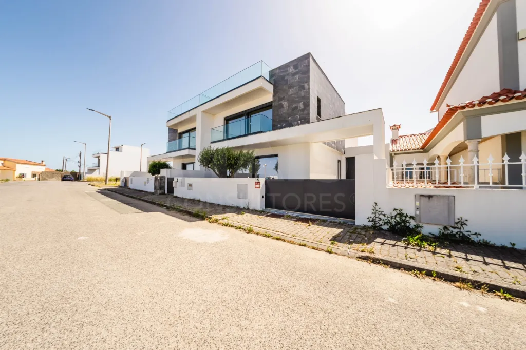 Moradia T3+2 Moderna com Vista Mar e Terraço Panorâmico