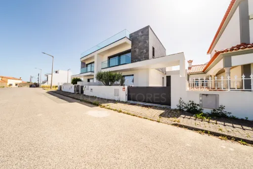 Moradia T3+2 Moderna com Vista Mar e Terraço Panorâmico