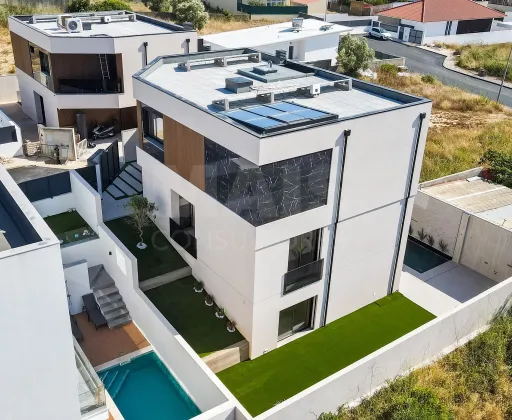 3 bedroom detached house with modern architecture, pool and garden area in São Domingos de Rana