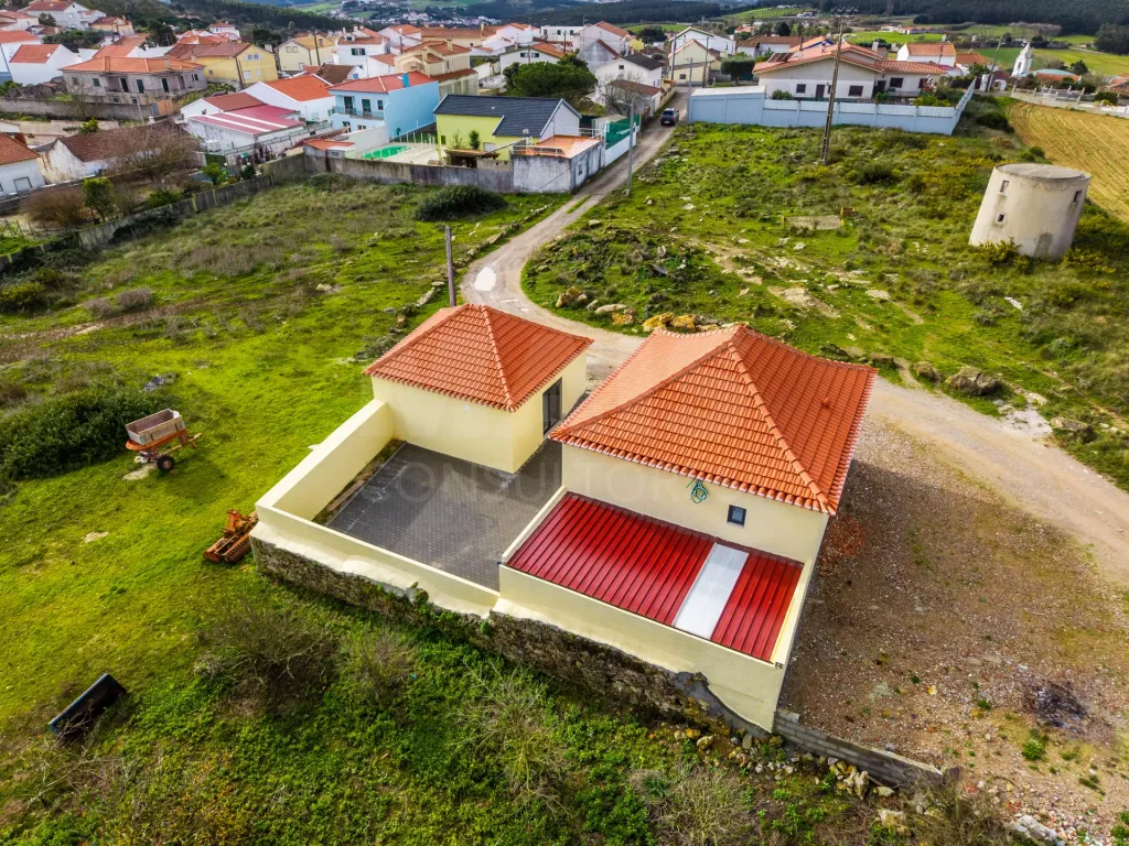 Moradia T3 Renovada C/ Logradouro e Anexos, São Bartolomeu, Lourinhã