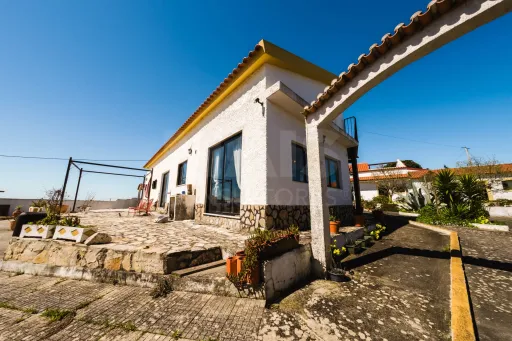 Propriedade com 7240m2 | Duas habitações | Piscina | Garagem | Anexos | Carvalhal, Bombarral