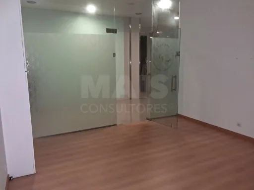 Loja em Centro Comercial junto à Avenida