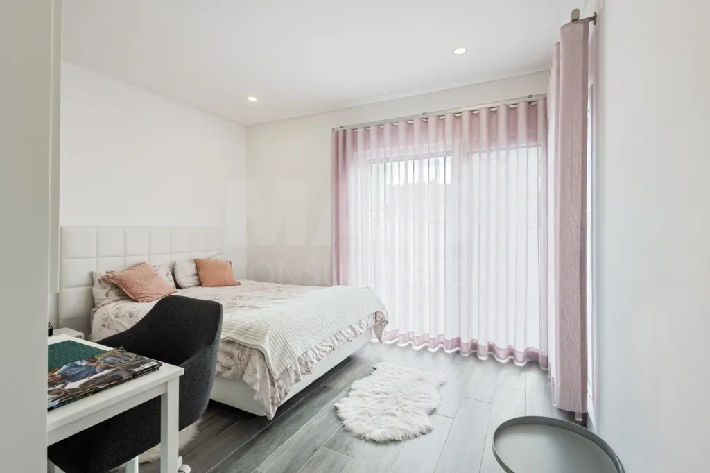 Moradia semi-nova T3 com piscina e vista mar
