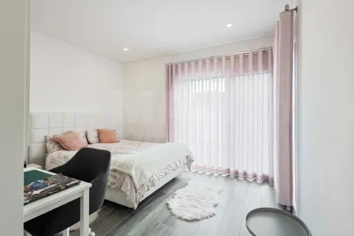 Moradia semi-nova T3 com piscina e vista mar