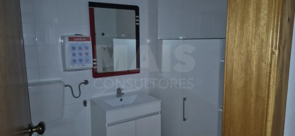 Loja/Escritório no centro da Benedita – com AC e potencial para T1