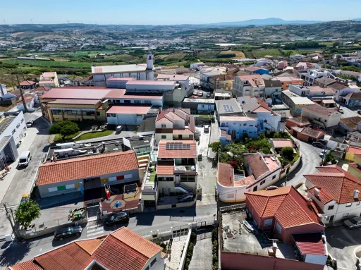 Ap. em Moradia T1+1, c/ Varanda, Vista Mar, Jacuzzi e Parqueamento !