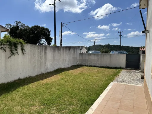 Moradia térrea T3 em lote 1002m2, jardim e garagem