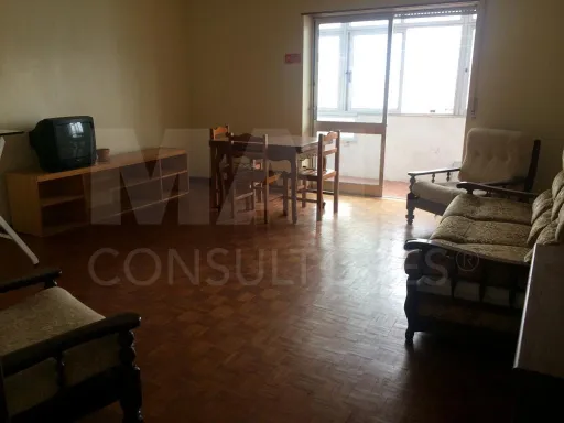 Apartamento T3 com marquise localizado no centro da cidade