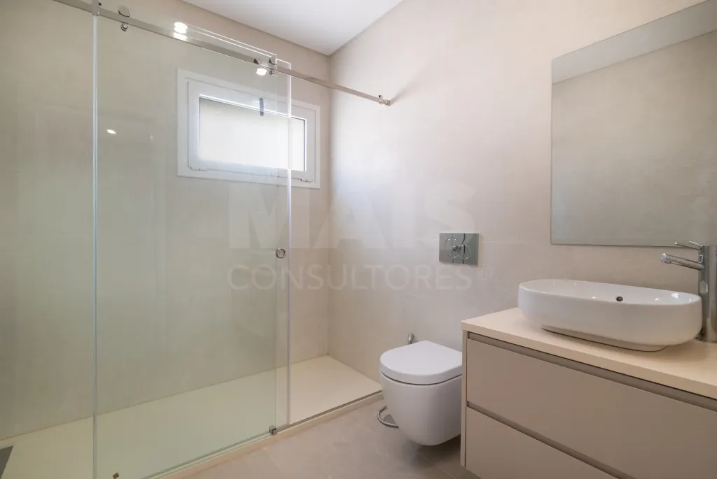 Moradia Geminada T4 + 1 com Piscina Famões