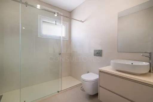 Moradia Geminada T4 + 1 com Piscina Famões