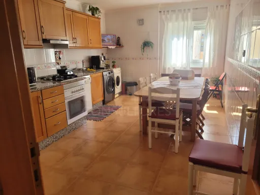Spacious 3-bedroom apartment with suite, storage room and parking space in Carregado