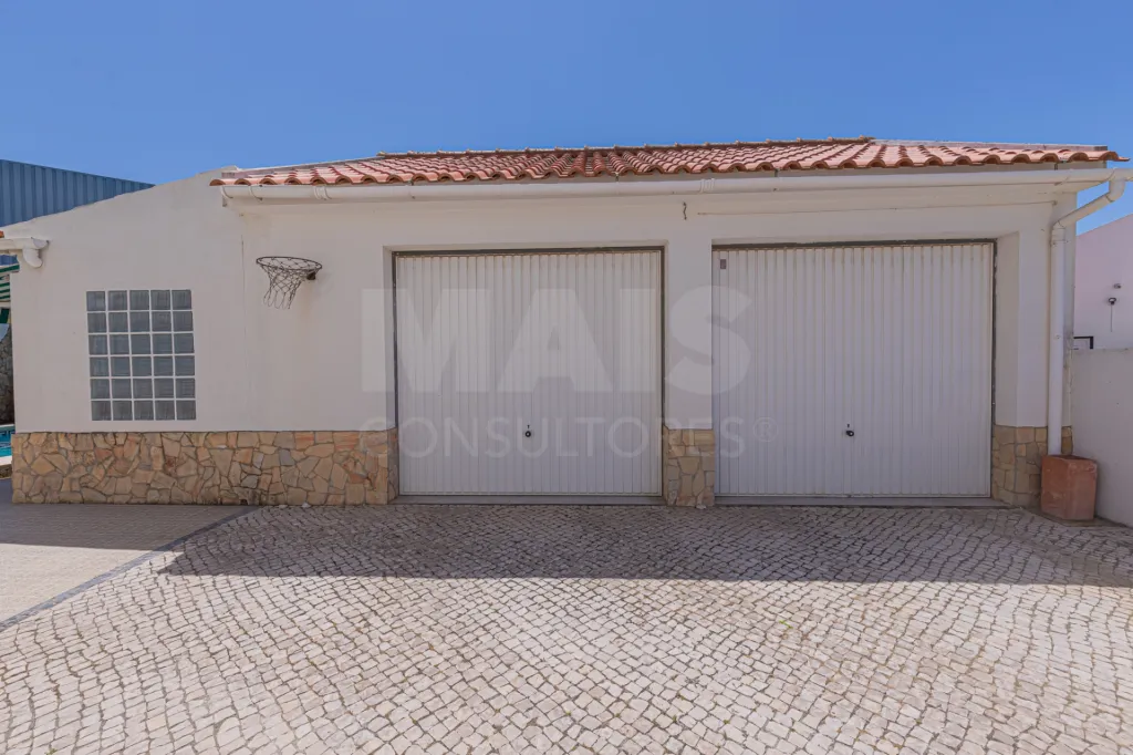 🏡✨ Moradia T4 em Alenquer com Piscina e Espaço de Convívio ao Ar Livre!