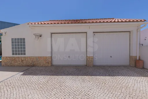 🏡✨ Moradia T4 em Alenquer com Piscina e Espaço de Convívio ao Ar Livre!