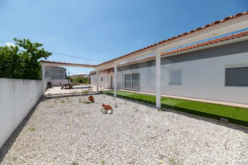 Single storey house with 240m2 and 1080m2 of land | Samora Correia