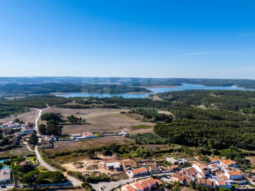 Lote Terreno com projeto aprovado para moradia T3 com Piscina