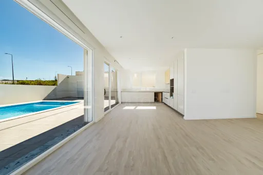 3 bedroom detached house with pool and garden !