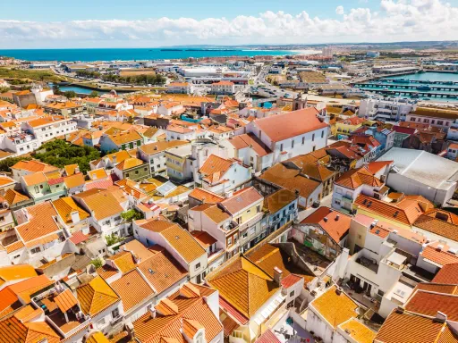 Apartamento T3+1 no Centro de Peniche com Terraço Privativo e Elevada Rentabilidade