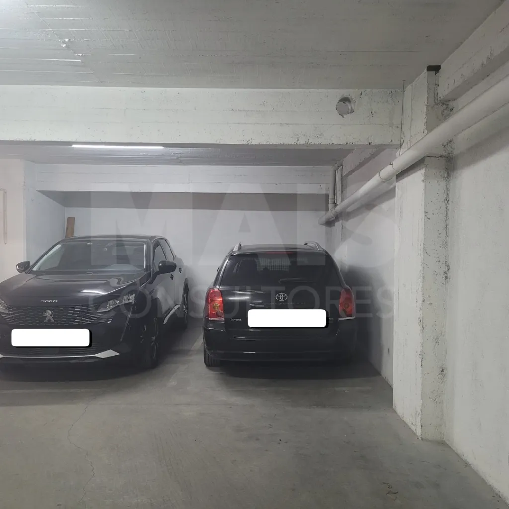 Lugar de Estacionamento coberto e Arrecadação