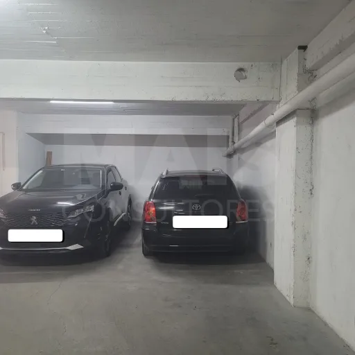 Lugar de Estacionamento coberto e Arrecadação
