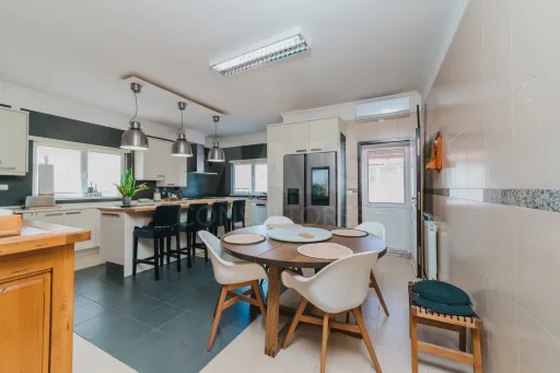 Moradia T4 com piscina coberta e garagem para duas viaturas em Samora Correia.