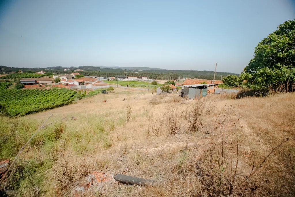 Quintinha T3 com 7.616 m² de terreno urbano e anexos (Casal do Rei)