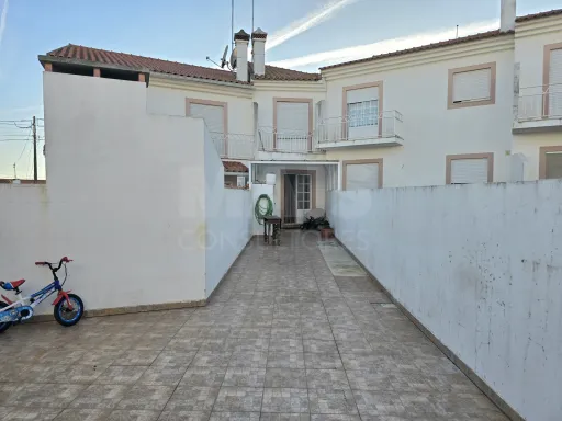Moradia geminada T3 com garagem box e pátio de 60 M² | Alfeizerão