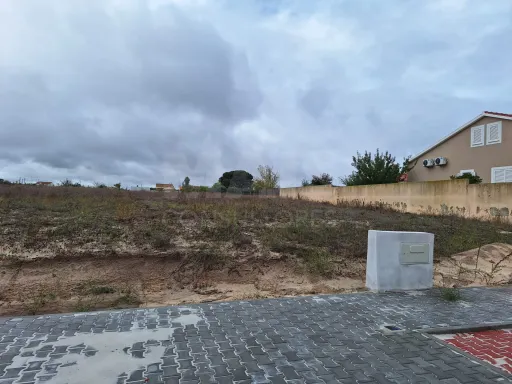 Urban plot with 1102m2 for housing construction.