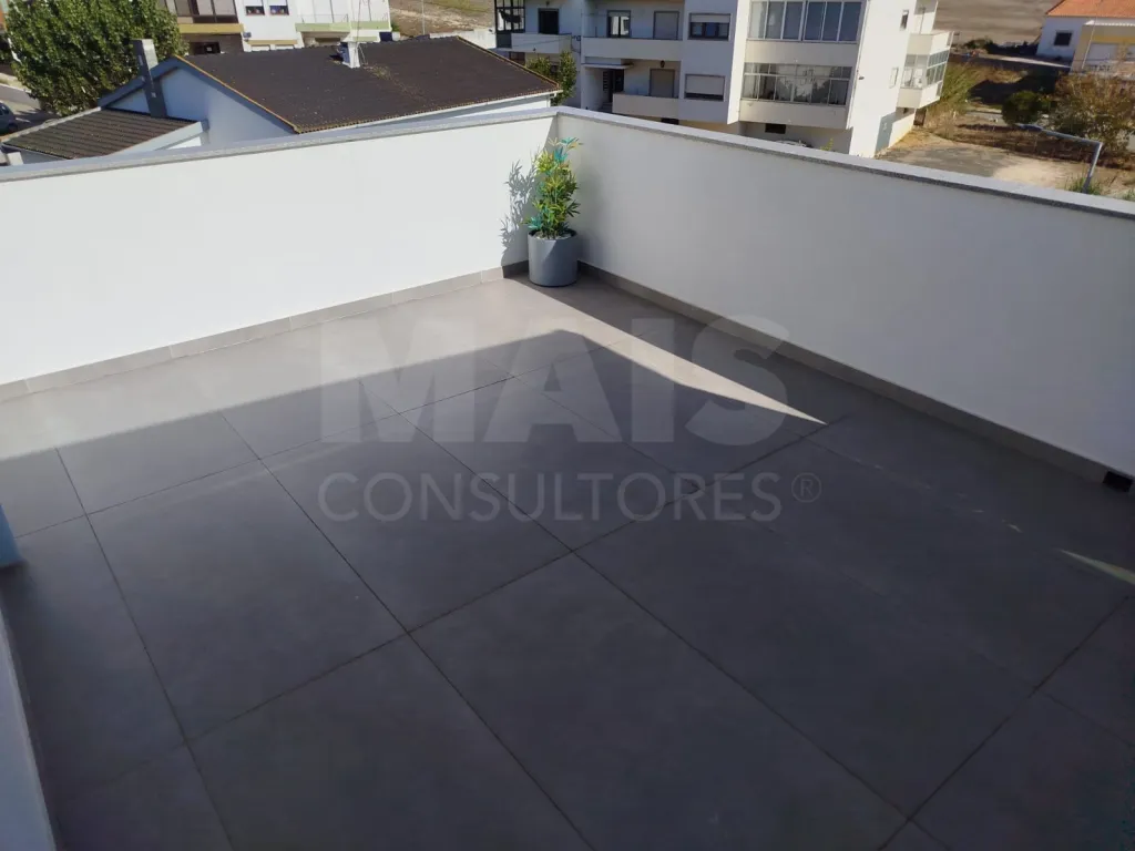 3-Bedroom Top-Floor Apartment with Panoramic Balcony, Garage, and Storage Room | Downtown Lourinhã, 10 Minutes from the Beach