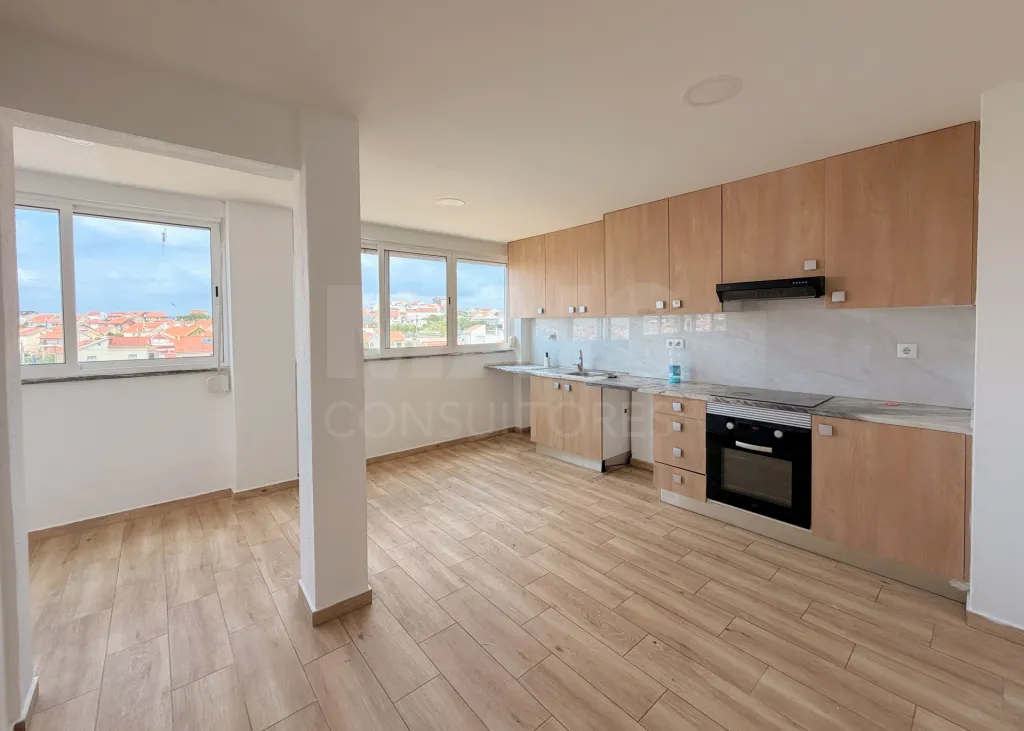 Prédio de Habitação e Comércio em Santa Iria de Azoia