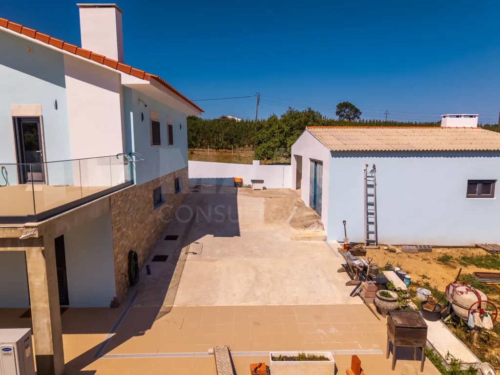 Quinta com mais de 23.000 m², piscina de água salgada e potencial de construção