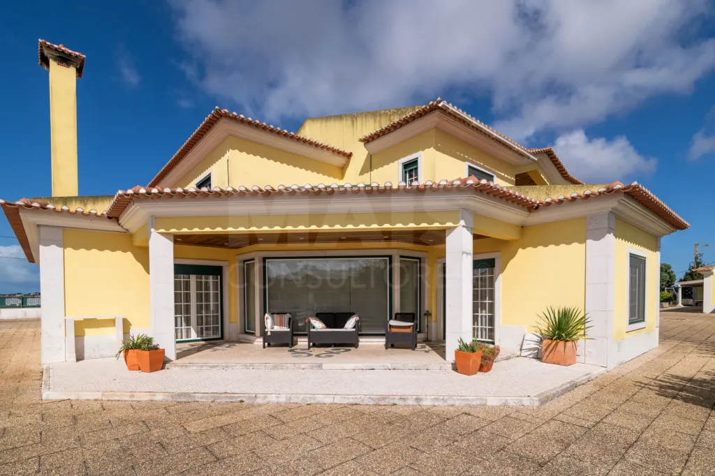 House 5 Bedrooms in Cheleiros
