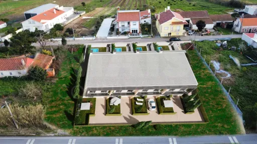 Moradia T3 em construção com piscina privada
