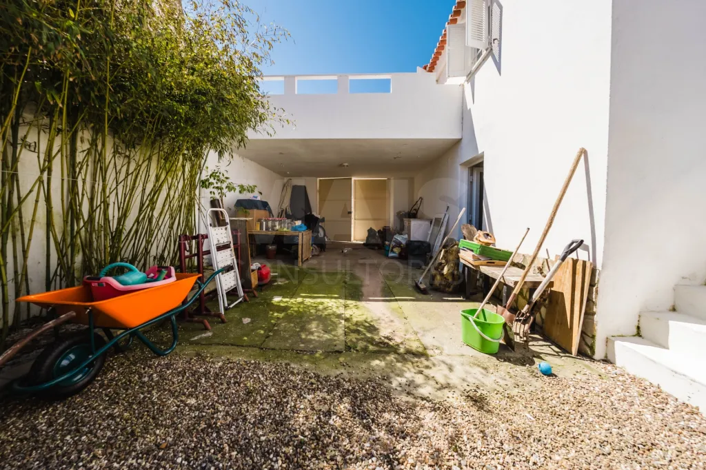 Imóvel com Vista Mar e Elevado Potencial Turístico a Minutos das Praias de Peniche