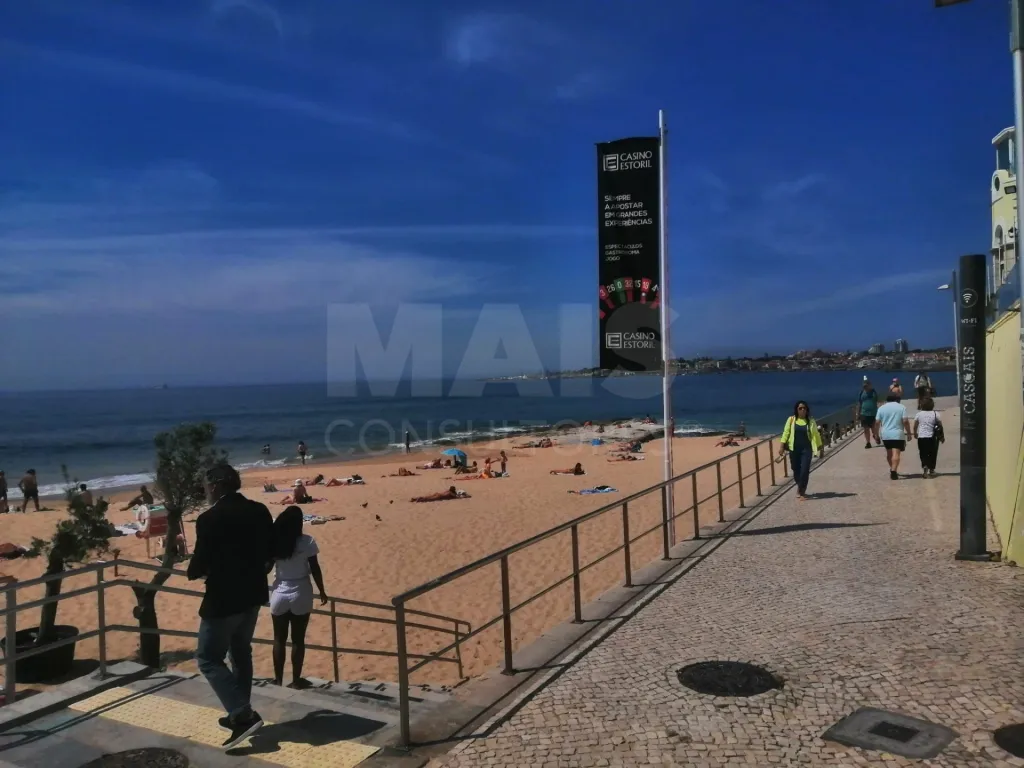 Prédio em Estoril a 100 mt do Casino para remodelação total