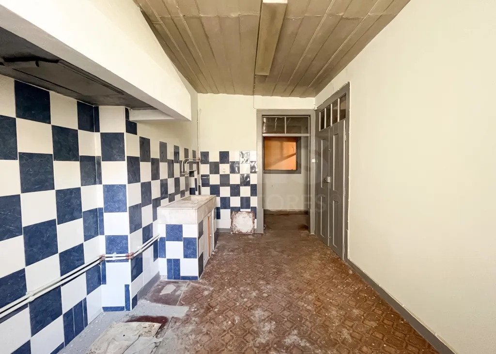 Prédio de uso Misto com 5 Pisos e 2 Frentes  na Baixa de Coimbra – 2 entrada independentes