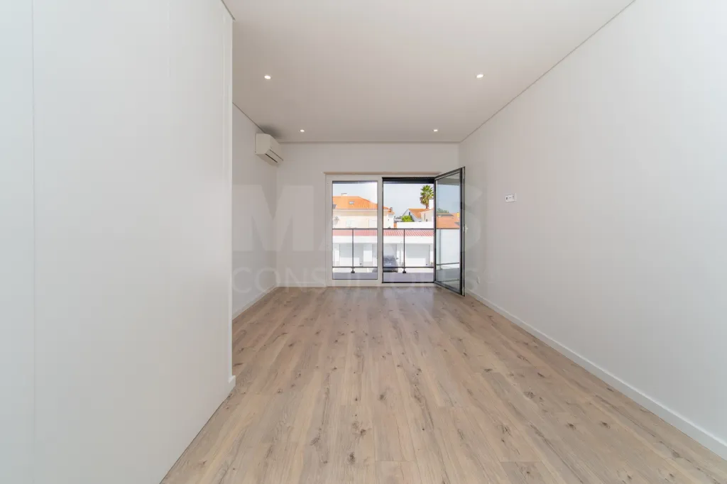 Premium, Like-New 3-Bedroom Apartment with Exceptional Balcony – Garage – Elevator – Convenient Access to Lisbon