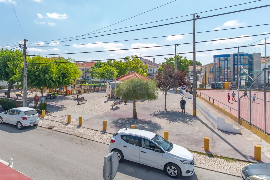 4-Bedroom House in Downtown Samora Correia