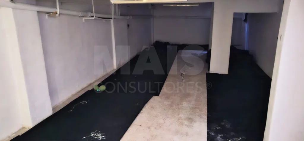 Loja com dois pisos, Póvoa de Santa Iria e Forte da Casa