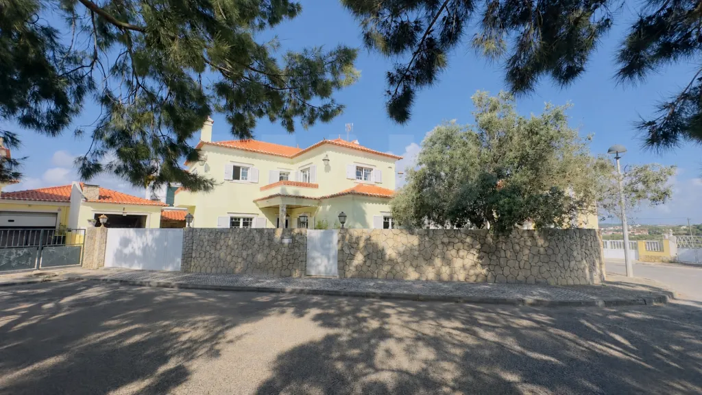Exclusiva Moradia T4 com Jardim Privativo e Garagem | A minutos da Praia da Foz do Lizandro e da Ericeira