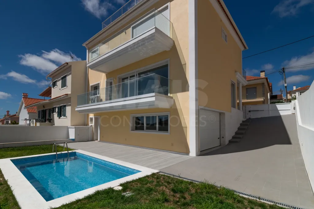 Moradia Geminada T4 + 1 com Piscina Famões
