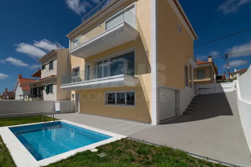 Moradia Geminada T4 + 1 com Piscina Famões