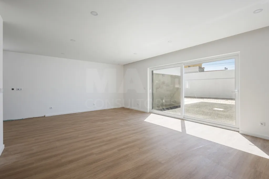 Moradia nova T4 com quintal e garagem
