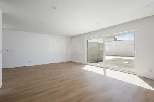 Moradia nova T4 com quintal e garagem